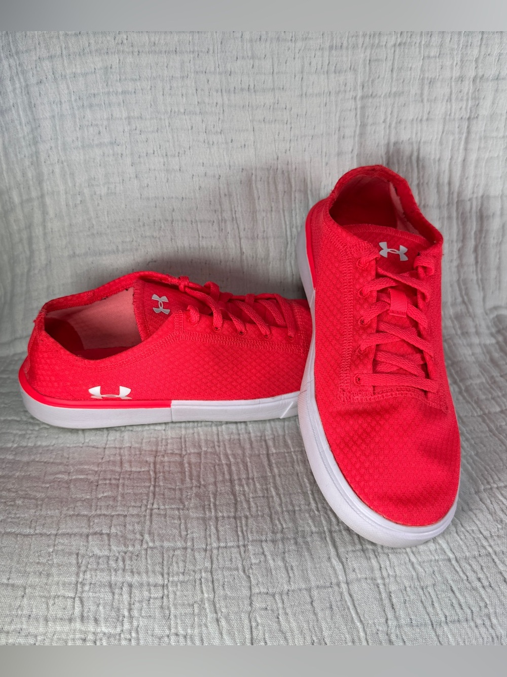 Under Armour Neon Pink Athletic Sneakers Size 7Y Womens 8.5 Running Shoes